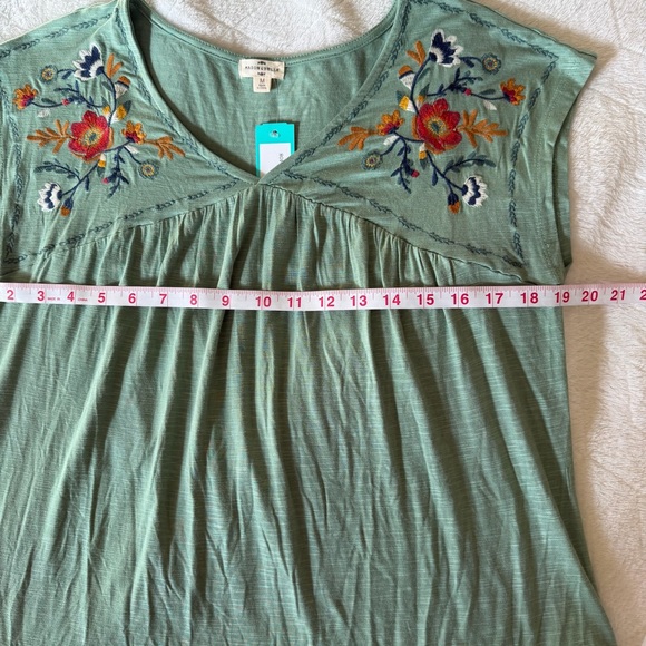 Maison & Belle Lalani Floral Embroidered Knit Green Blouse Size Medium Boho - Picture 8 of 9